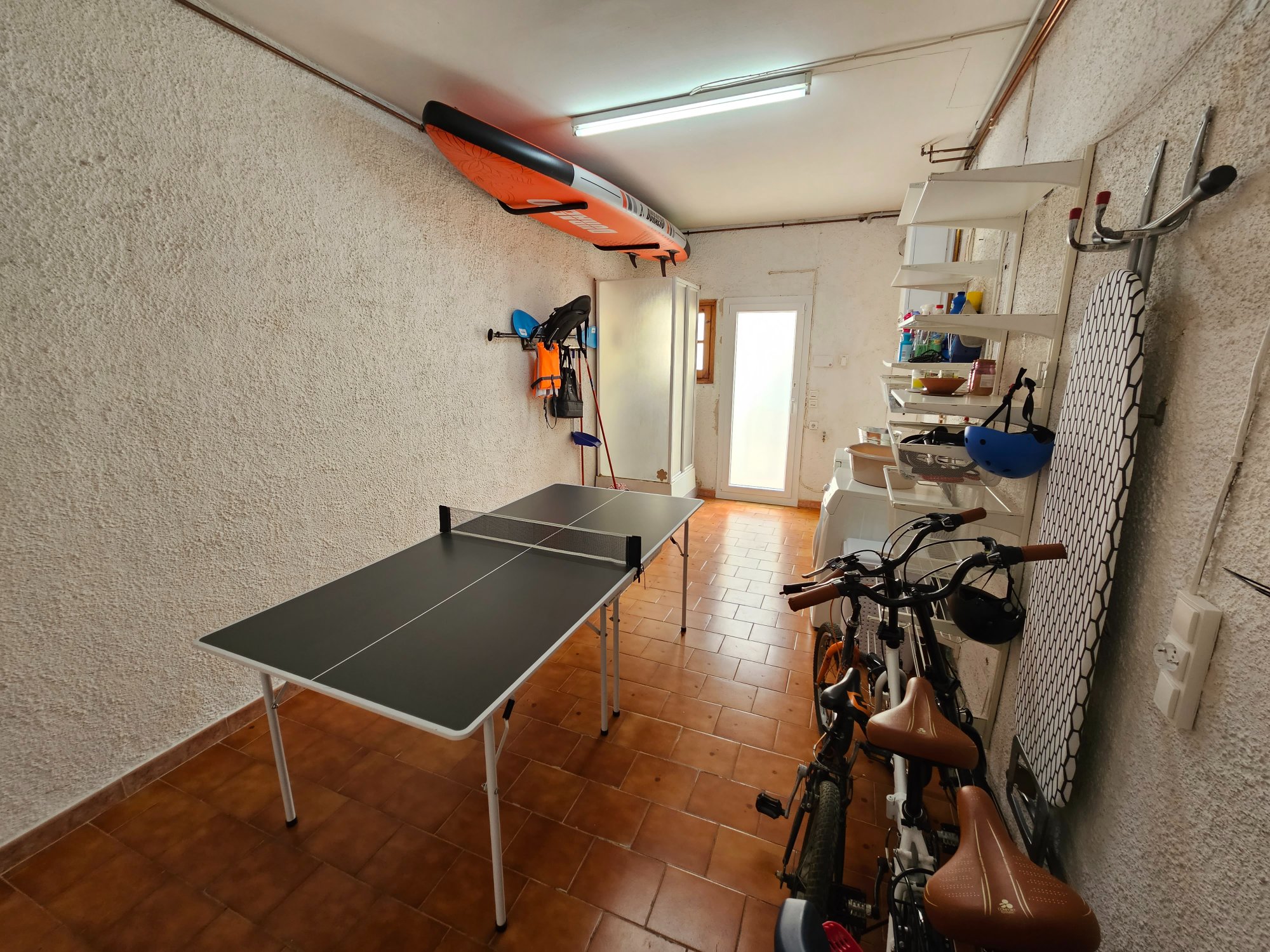 Garaje con bicicletas y equipamiento