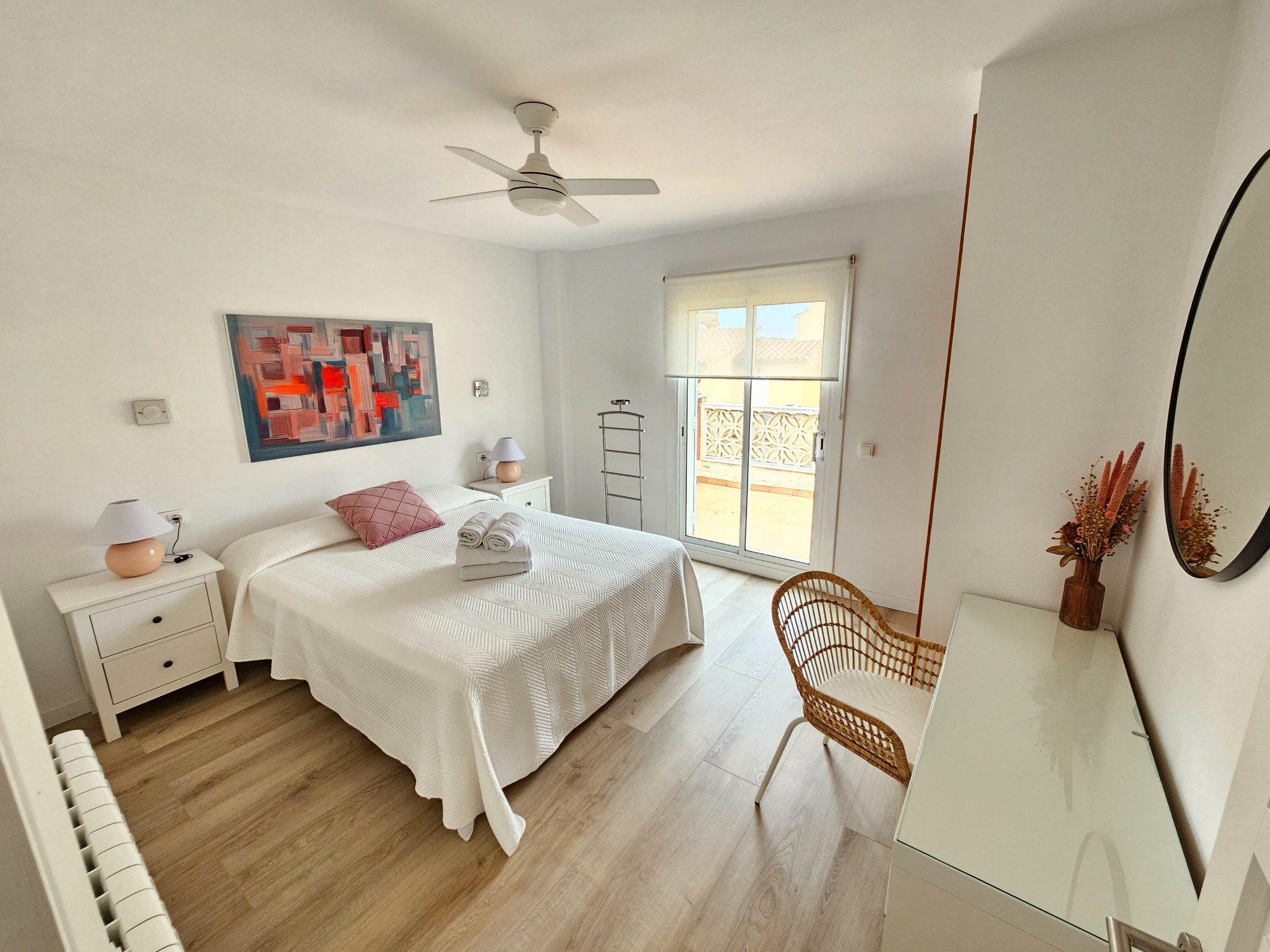 Dormitorio principal con balcón