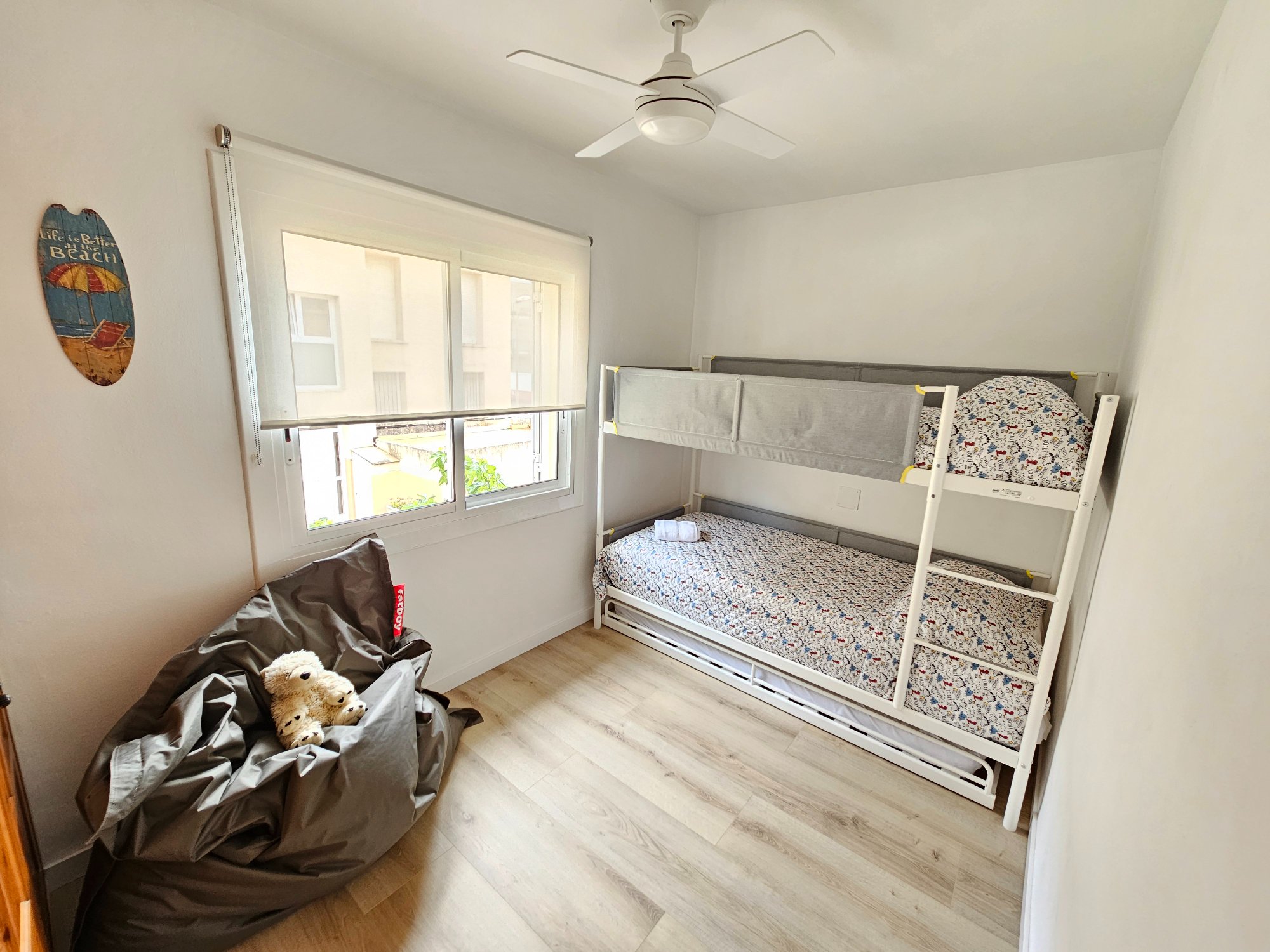 Habitación infantil con literas