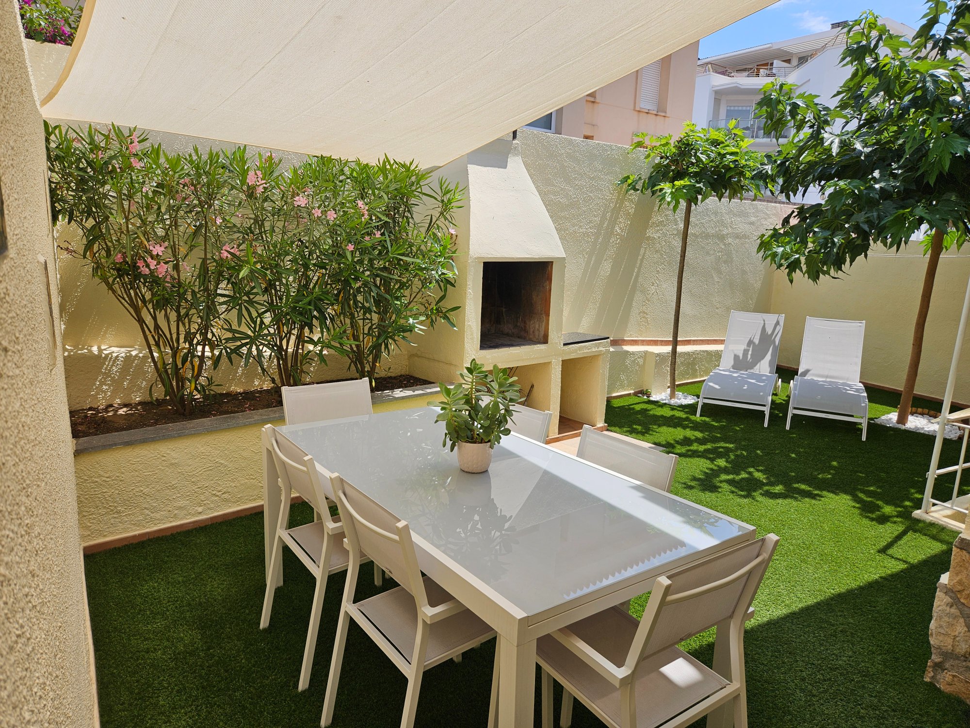 Jardín privado con barbacoa y comedor exterior