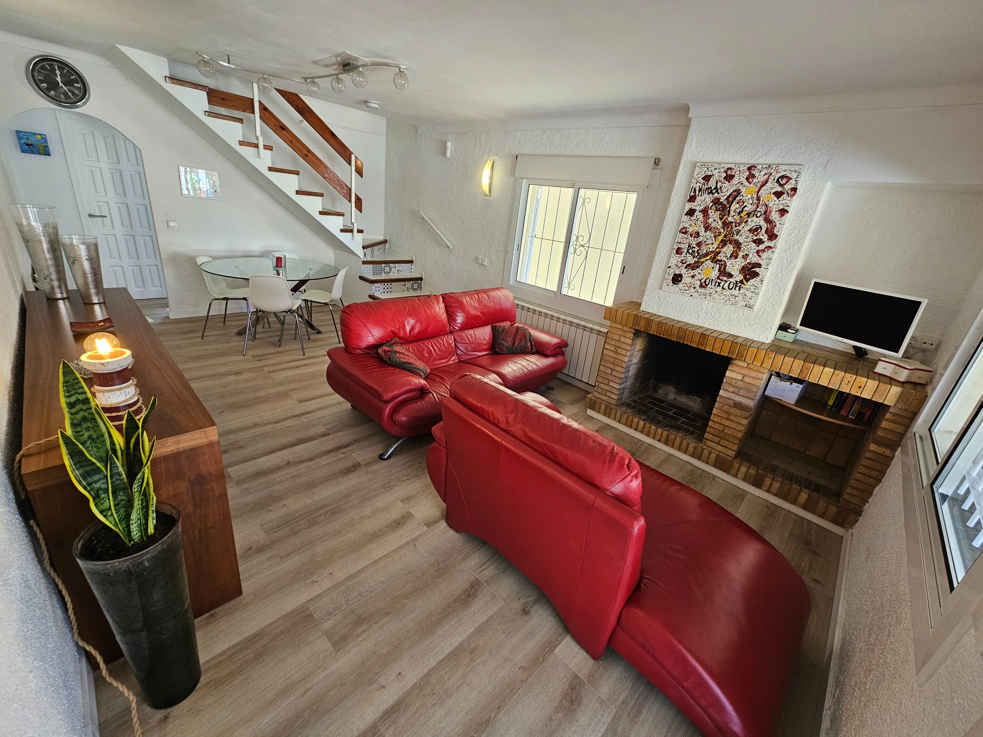 Salón principal con chimenea y escalera